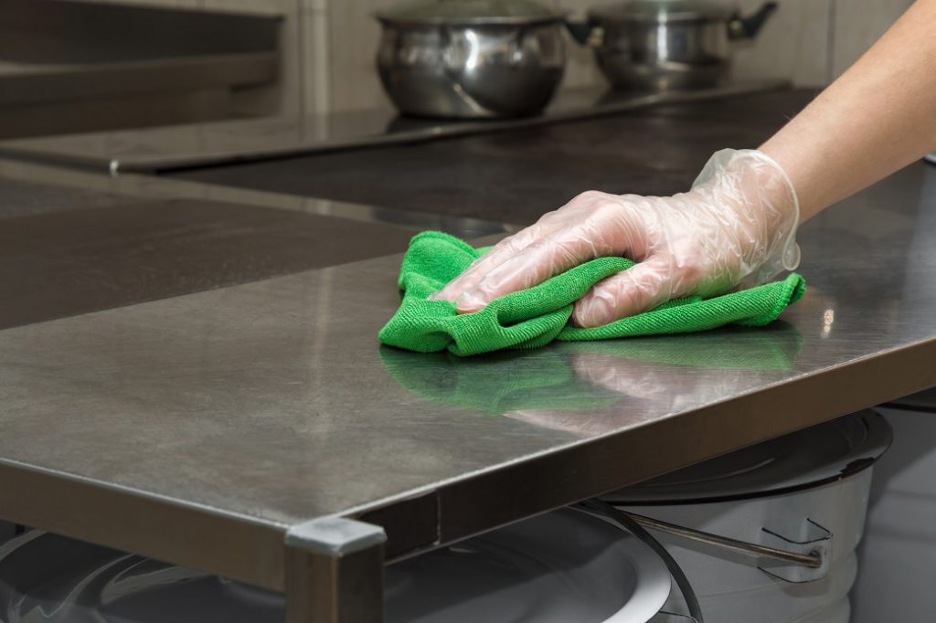 Como higienizar uma mesa que foi usada para preparar alimentos? 2