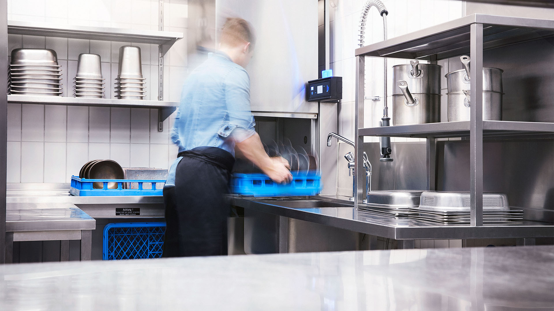 Lavagem de louça em restaurantes - usar máquina comercial ou manual? 1