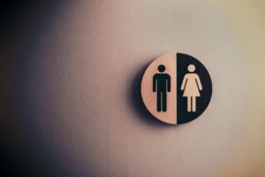 comportamento homens e mulheres em banheiro publico