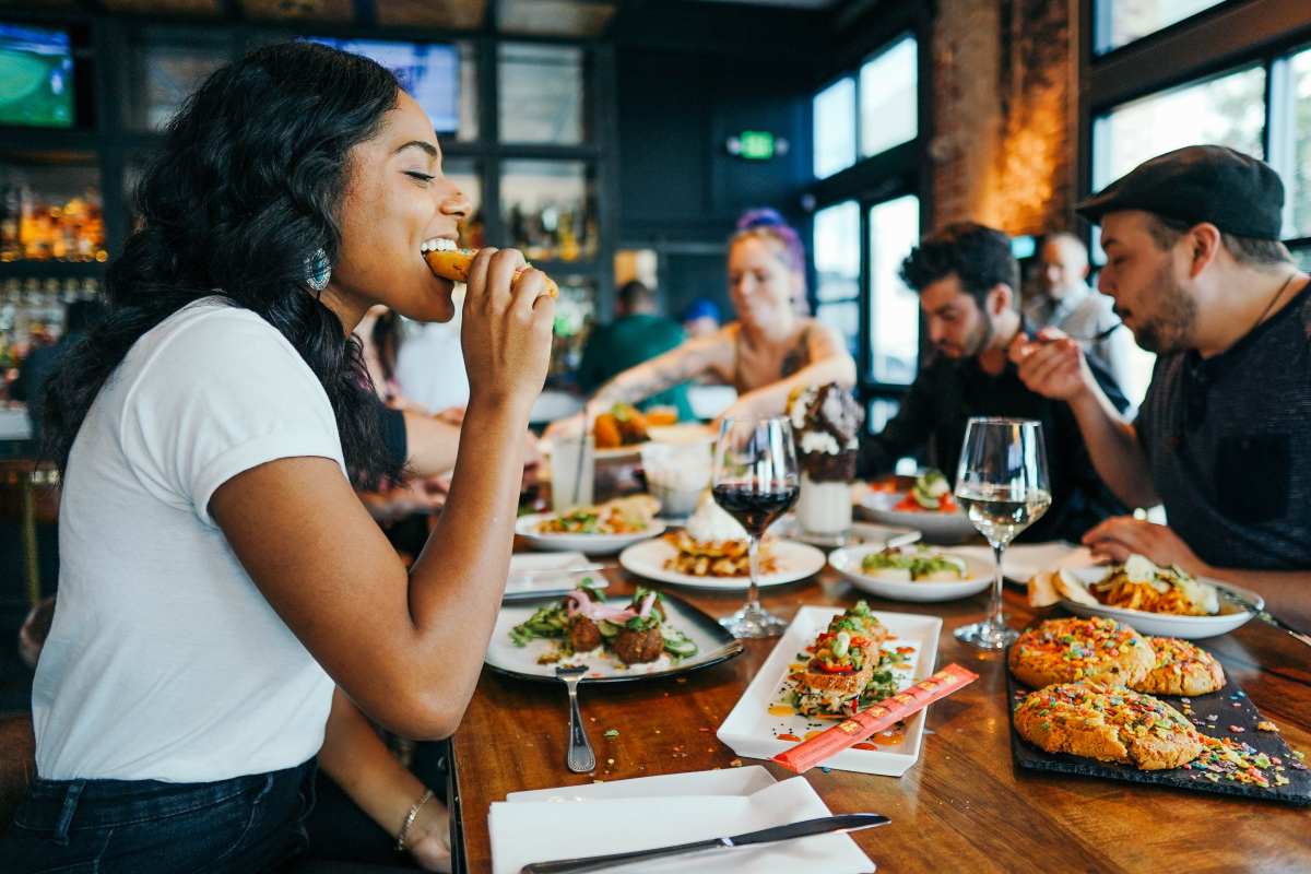 5 etapas para manter as mesas do restaurante limpas 1