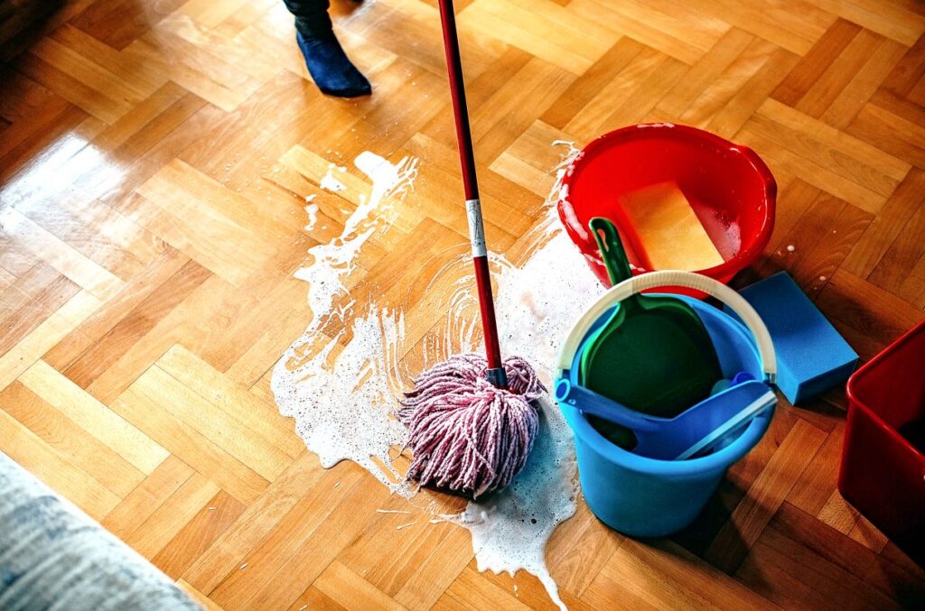 Posso usar detergente neutro para limpar piso de madeira? 64